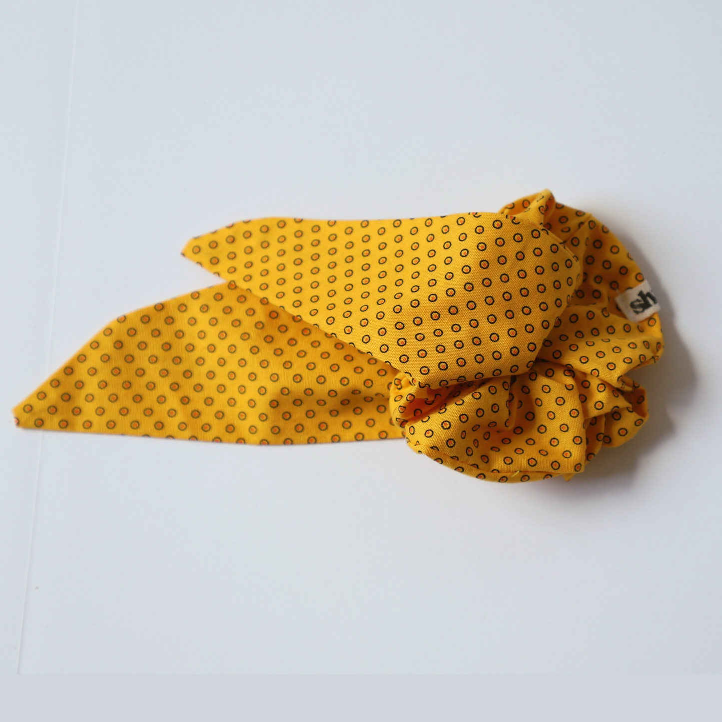 Chouchou jaune avec petit foulard-cravate (amovible) sur fond blanc
