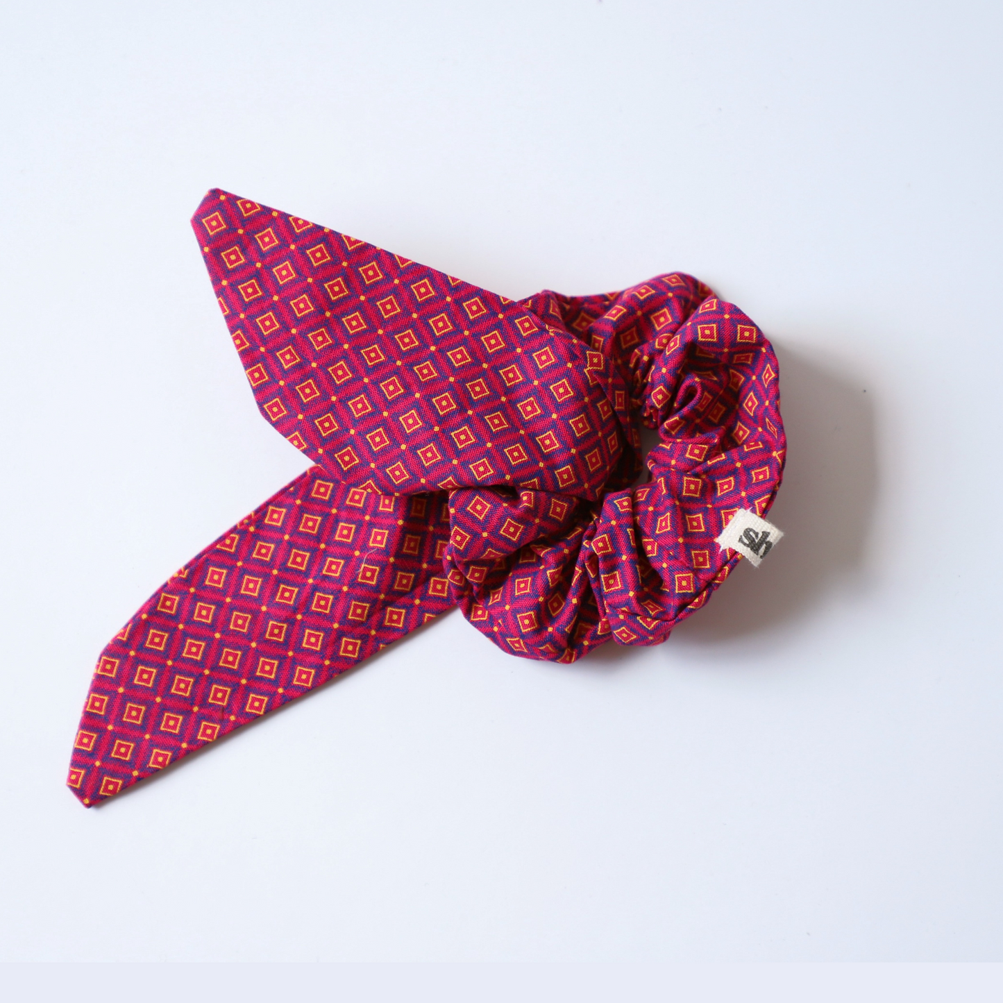 Chouchou rose avec petit foulard-cravate (amovible) sur fond blanc