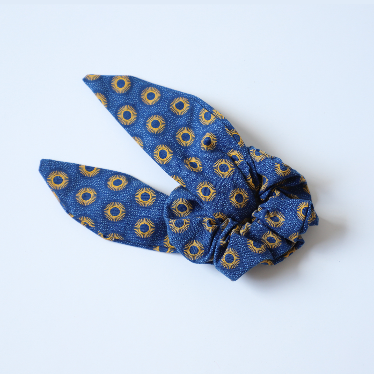 Chouchou bleu et jaune avec petit foulard-cravate (amovible) sur fond blanc