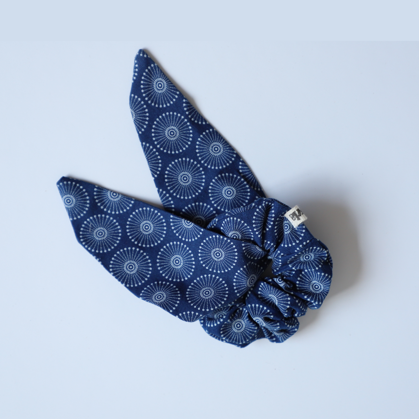 Chouchou bleu et blanc avec petit foulard-cravate (amovible) sur fond blanc