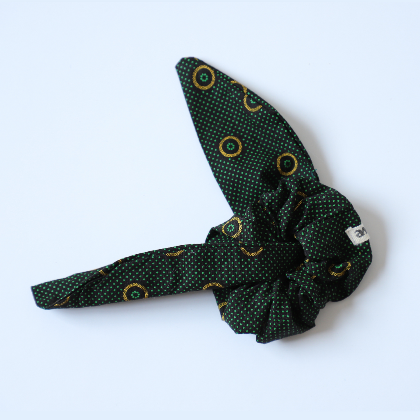 Chouchou vert avec petit foulard-cravate (amovible) sur fond blanc