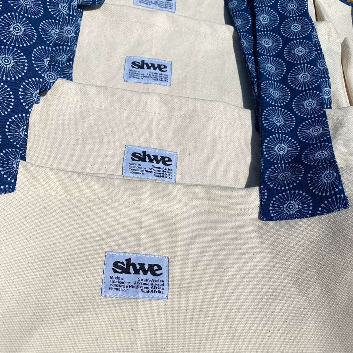 Tote bag avec bretelles en imprimé shweshwe bleu et blanc