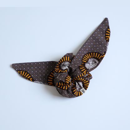 Chouchou marron imprimé lion avec petit foulard-cravate (amovible) sur fond blanc